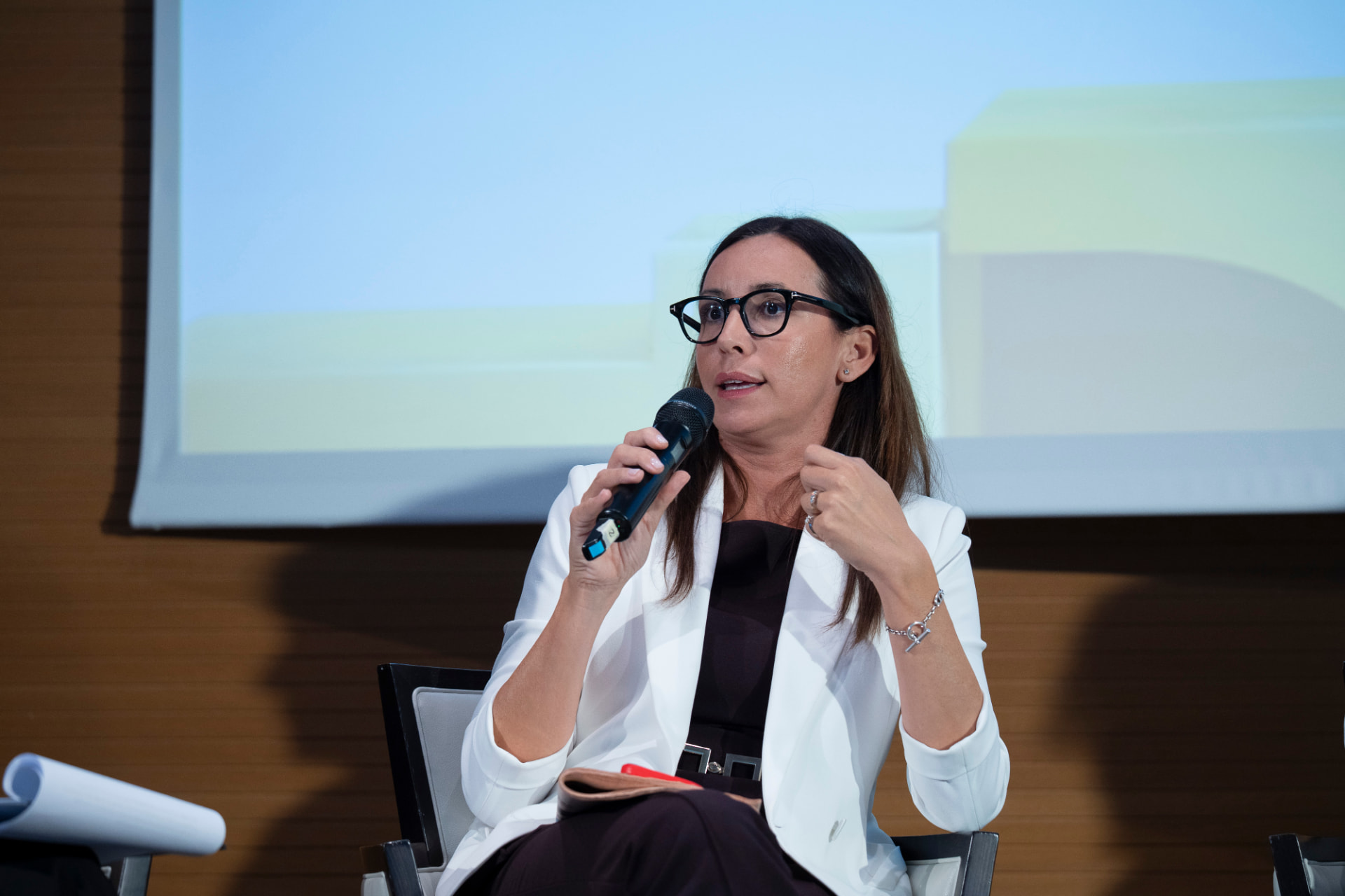 Sabrina Selmi durante un intervento a un evento professionale