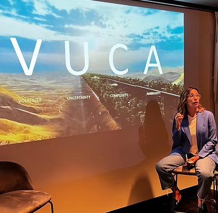 Sabrina Selmi leading a leadership workshop on VUCA contexts