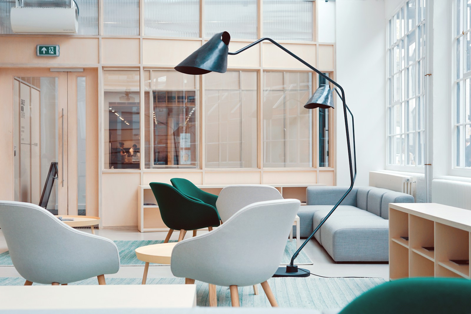 Interno luminoso e contemporaneo di uno spazio di lavoro